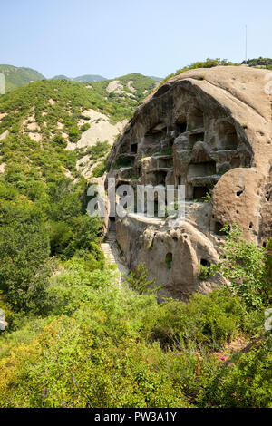 Habitation troglodytique Guyaju Guyaju anciennes grottes troglodytiques ancienne falaise Logements en Yanqing, China, Asia Banque D'Images