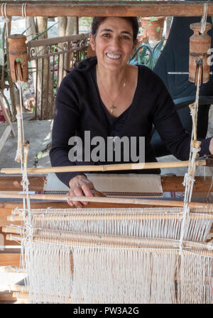 Une femme à l'aide de méthodes de tissage traditionnel à un musée en Fyti village, Chypre. Banque D'Images