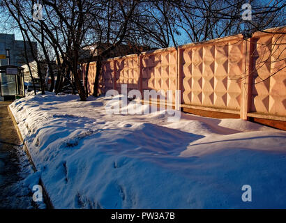 Clôture en béton tôt le matin en hiver, Moscou Banque D'Images