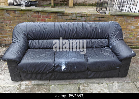 Rejeté vieux canapé en attente de collection de meubles Banque D'Images