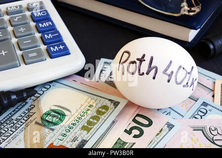 401k Roth écrit sur un côté de l'œuf et de l'argent. Banque D'Images
