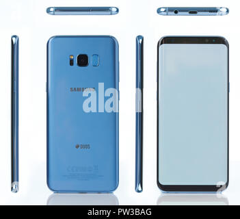 New York, USA - 12 octobre 2018 : Coral blue samsung galaxy S8 plus différentes vues isolé sur fond blanc Banque D'Images