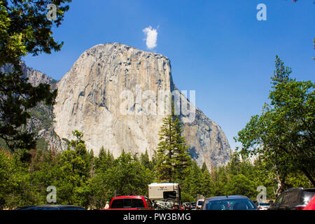 Vue sur El Capitan à partir de la vallée de Yosemite. Yosemite National Park, en Californie. Un site du patrimoine mondial depuis 1984 Banque D'Images