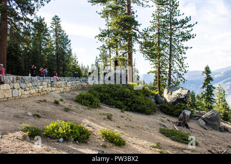 Vues de la vallée Yosemite à partir de la zone d'observation Point Washburn. Un site du patrimoine mondial depuis 1984 Banque D'Images