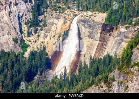 Vues de la vallée Yosemite à partir de la zone d'observation Point Washburn. Un site du patrimoine mondial depuis 1984 Banque D'Images