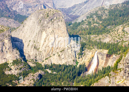 Vues de la vallée Yosemite à partir de la zone d'observation Point Washburn. Un site du patrimoine mondial depuis 1984 Banque D'Images