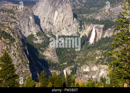 Vues de la vallée Yosemite à partir de la zone d'observation Point Washburn. Un site du patrimoine mondial depuis 1984 Banque D'Images