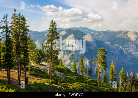 Vues de la vallée Yosemite à partir de la zone d'observation Point Washburn. Un site du patrimoine mondial depuis 1984 Banque D'Images