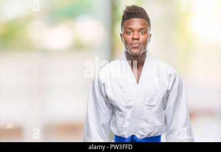 Young african american man sur fond isolé portant des kimono avec expression grave sur le visage. Simple et naturelle à la recherche de l'appareil photo. Banque D'Images