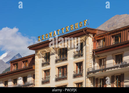 Partie supérieure de l'immeuble du Grand Hôtel Zermatterhof, dans la ville de Zermatt, Suisse Banque D'Images