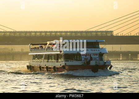 La corne d'Haliç Metro Bridge avec ferry la voile en premier plan au coucher du soleil, Istanbul, Turquie Banque D'Images