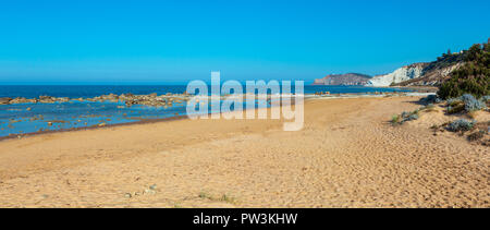 Plage de sable blanc, en vertu de la célèbre falaise appelée 'SCala dei Turchi', en Sicile, près de Palerme, Italie Banque D'Images