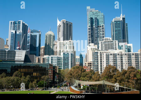 18.09.2018, Sydney, Nouvelle-Galles du Sud, Australie - une vue sur le paysage urbain de Sydney avec le quartier central des affaires et de l'Tumbalong Park. Banque D'Images