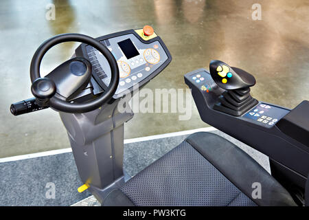 Fauteuil conducteur d'excavatrice avec volant et joystick Banque D'Images