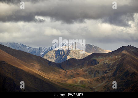 Haut de montagne sous un ciel d'orage avec l'orange foncé/plan. Nord du Caucase, Russie Banque D'Images