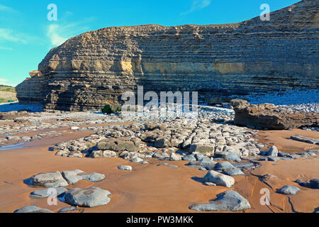 Le charmant et pittoresque baie à Southerndown aka Dunraven Bay où les roches sont exposés montrant toutes les couches des millions d'années. Banque D'Images