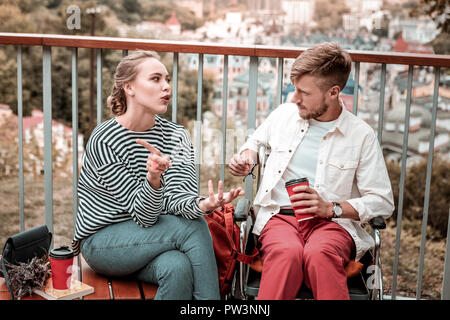 Jeune femme d'exprimer son point de vue lors d'un entretien avec un ami non valide Banque D'Images