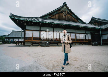 Photo pleine longueur d'un élégant touriste en visite le célèbre temple japonais. photographe de prendre des photos appareil photo reflex à tour plan solo. Banque D'Images