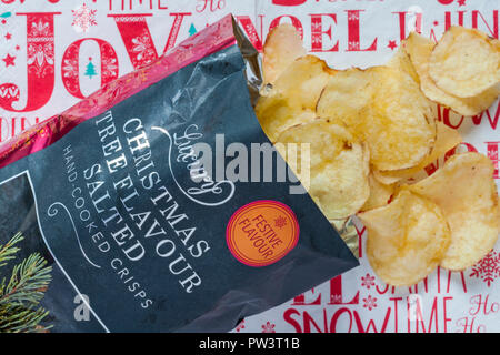 Sachet de saveur de l'arbre de Noël De Luxe Islande part salé cuit-Chips ouvert avec table des matières déversées renversé sur serviette serviette de Noël Banque D'Images