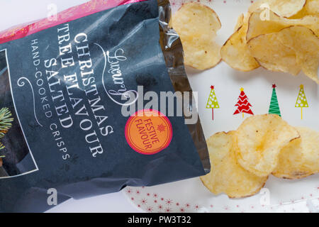 Sachet de saveur de l'arbre de Noël De Luxe Islande part salé cuit-Chips ouvert avec table des matières déversées renversé sur la plaque avec les arbres de Noël Noël sur Banque D'Images