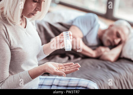 Close up of elderly woman with pills Banque D'Images