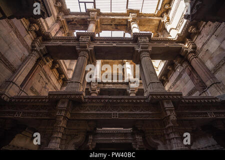 Détails architecturaux de Adalaj étape bien dans Ahmadabad, Gujarat. Banque D'Images