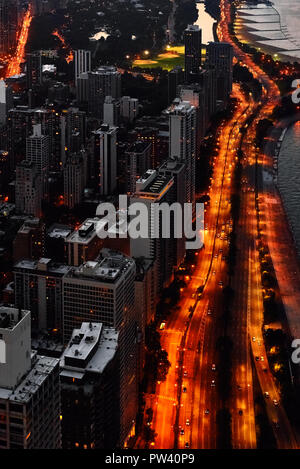 Image élevé de l'antenne du centre-ville de Chicago et de la jetée après le coucher du soleil avec vue sur les routes éclairées et gratte-ciel Banque D'Images