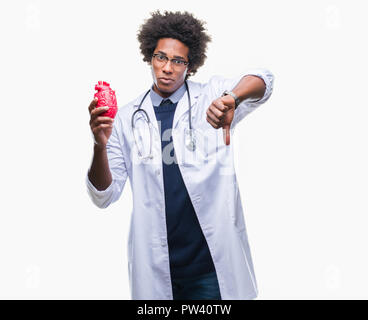 Médecin cardiologue african american man sur fond isolé avec visage en colère, signe négatif montrant non avec vers le bas, le rejet de la notion Banque D'Images
