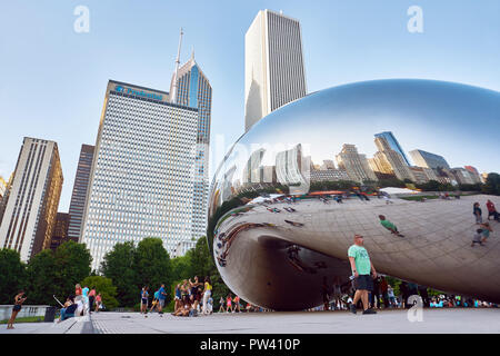 La Cloud Gate sculpture d'Anish Kapoor à AT&T Plaza à Chicago, Illinois reflétant les gratte-ciel et les gens autour. Banque D'Images