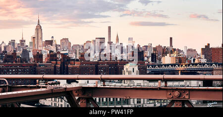 Le centre-ville de Manhattan de Brooklyn Bridge au coucher du soleil Banque D'Images