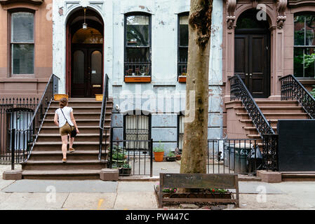 Femme au classic old apartment building à Greenwich Village, New York City Banque D'Images