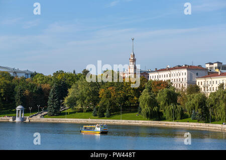 Vue d'automne à la rivière Svisloch et Green Park dans le centre-ville de Minsk, Bélarus Banque D'Images