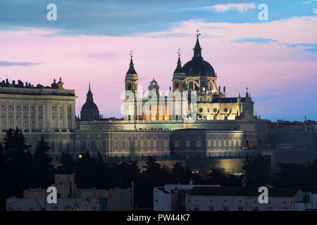 Madrid Vue de nuit. Paysage de Santa Maria la Real de la cathédrale Almudena et le Palais Royal. Belle skyline à Madrid, Espagne. Banque D'Images