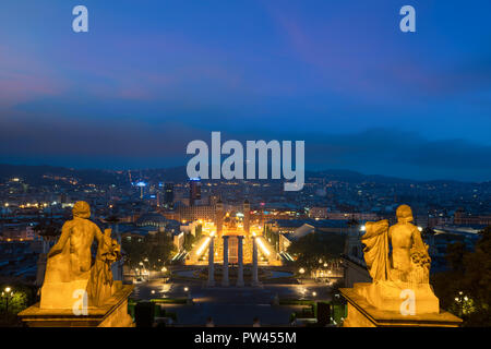 Vue de Barcelone, Espagne. Plaza de Espana à soir avec ciel crépusculaire à Barcelone, Espagne. Banque D'Images