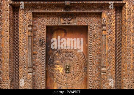 Sculpture en bois traditionnel sur la porte du bâtiment à Vashisht village de Kullu valley, Himachal Pradesh, Inde Banque D'Images