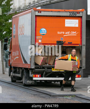 Livraisons de colis du service de messagerie TNT. Chargement complet de colis écrasés culbutés ; boîtes en carton livrées dans le centre-ville de Preston, livraison «sûr que nous pouvons». Banque D'Images