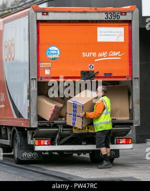 Livraisons de colis du service de messagerie TNT. Chargement complet de colis écrasés culbutés ; boîtes en carton livrées dans le centre-ville de Preston, livraison «sûr que nous pouvons». Banque D'Images