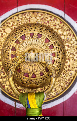 Belle poignée de porte d'or dans le monastère de Rumtek à Gangtok, Inde. Détail de l'architecture close-up Banque D'Images