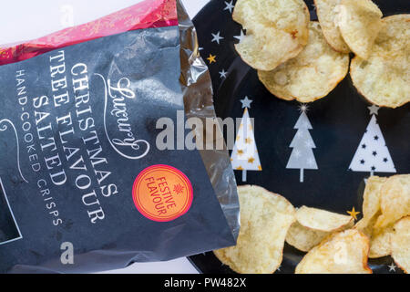 Sachet de saveur de l'arbre de Noël De Luxe Islande part salé cuit-Chips ouvert avec table des matières déversées renversé sur la plaque avec les arbres de Noël Noël sur Banque D'Images