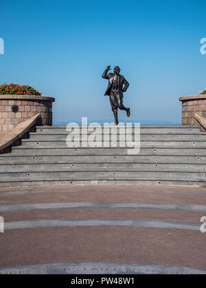 Statue de comédien légendaire duo de comédie de Eric Morecambe Morecambe et Wise situé sur la promenade de Morecambe Banque D'Images