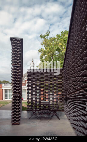 L'intérieur de la Serpentine Pavilion 2018, Kensington Gardens, Londres. Banque D'Images