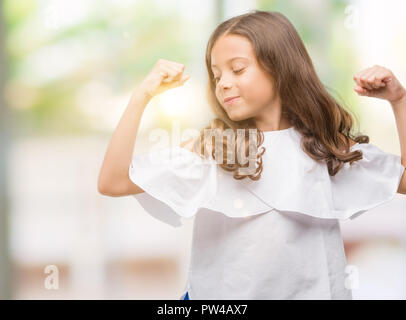 Brunette woman showing muscles des bras fier sourire. Concept de remise en forme. Banque D'Images