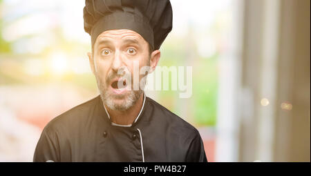 Cuisinier en chef, l'homme portant hat peur sous le choc, l'expression de la panique et la peur Banque D'Images