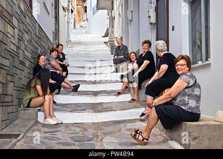 Mesdames assis et bavardant dans un escalier de la ville de Skopelos, l' île de Skopelos, Sporades du Nord, Magnessia, Thessalie, Grèce. Banque D'Images