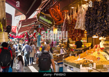 Les gens marcher dans une petite rue pavée de petits magasins, Istanbul, Turquie Banque D'Images