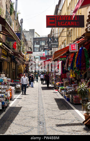 Les gens marcher dans une rue pavée de petits magasins, Istanbul, Turquie Banque D'Images