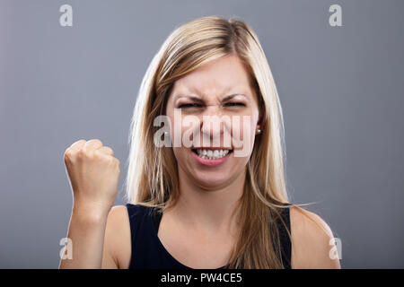 Photo de jeune femme en colère sur fond gris Banque D'Images