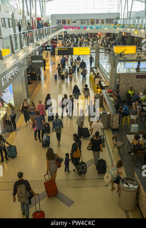 Pour se rendre dans le monde entier passent par la borne 4, la plus grande et la plus active, à l'Aéroport International JFK à New York. Banque D'Images