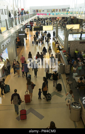 Pour se rendre dans le monde entier passent par la borne 4, la plus grande et la plus active, à l'Aéroport International JFK à New York. Banque D'Images