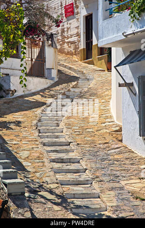Ruelle pittoresque dans Glossa town, île de Skopelos, Sporades du Nord, Magnessia, Thessalie, Grèce. Banque D'Images